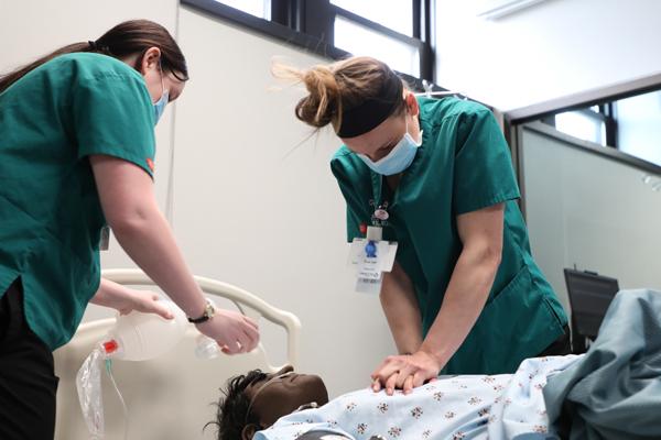 护理 students performing CPR on a mannequin